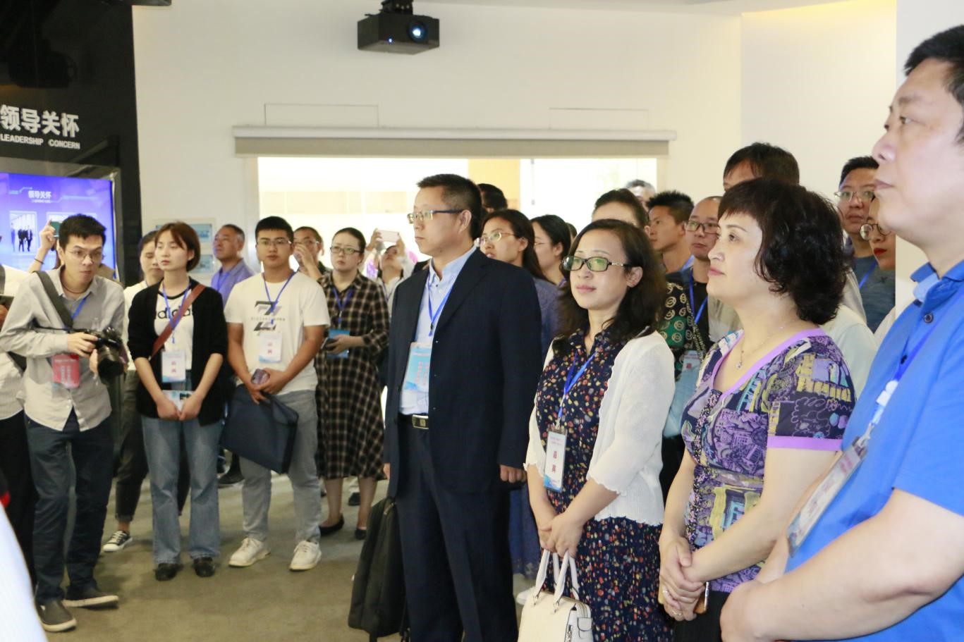 铜仁市政府“走进荣耀企业”观摩团造访中伟新材料